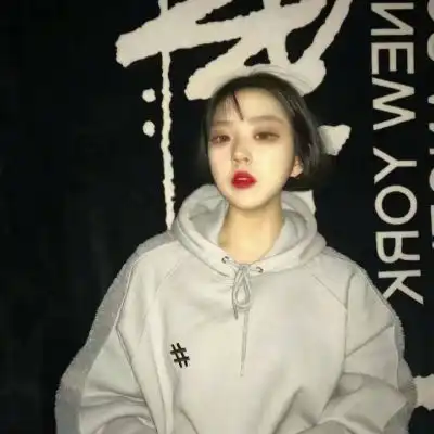 这个女孩很美很酷,她从不依靠谁