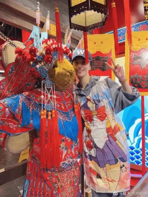 葛天晒旅游照,呆萌可爱,少女心十足