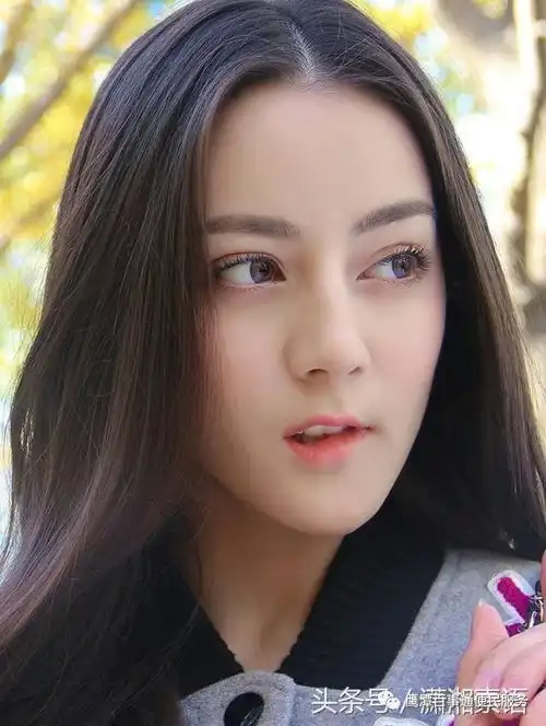 姑娘啊,大街上这么多人咱能不能背着点人呢,就不怕熟人看见吗