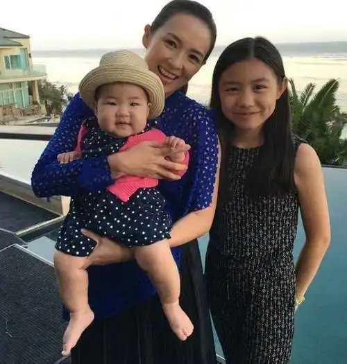 章子怡和继女像姐妹,叫两次妈妈章子怡都不理,最后只能叫小仙女