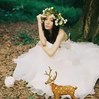 微信头像一个女人在树林里走路