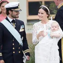 王室风云瑞典王子穿长袍洗礼呆萌害羞似女孩