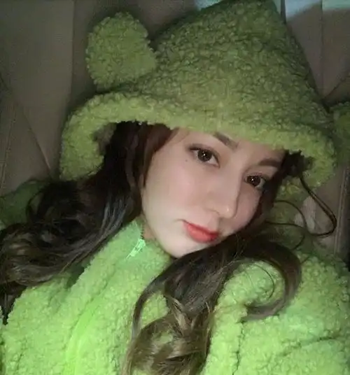 迪丽热巴罕见晒自拍照,评论区格式统一,难道是为了给杨幂打掩护