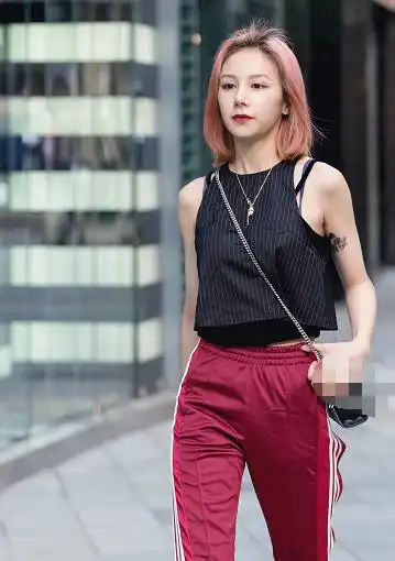 小姐姐们穿运动装彰显动感时尚,她们青春活力的身姿彰现女人味