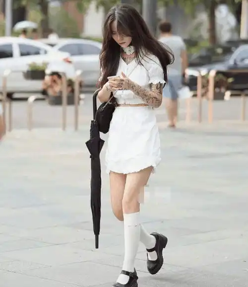 美丽动人的美女街拍自由美搭的美女,潮流百搭很有型