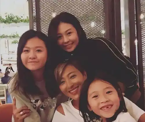 组图网友偶遇54岁邱淑贞带女儿出游素颜生图身材略显发福