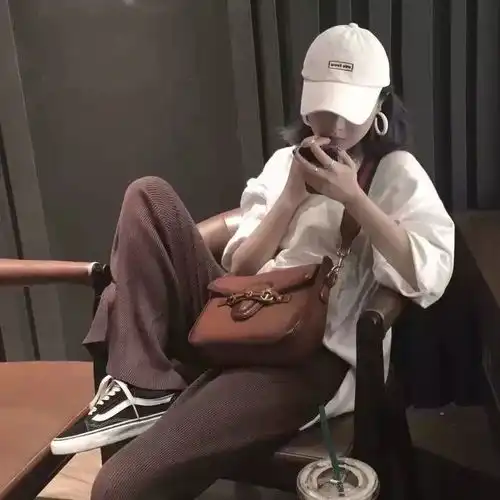霸气又拽的头像女生
