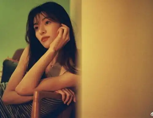 齐刘海真清纯钟楚曦新发型配条纹吊带又纯又欲,终于不像萧敬腾