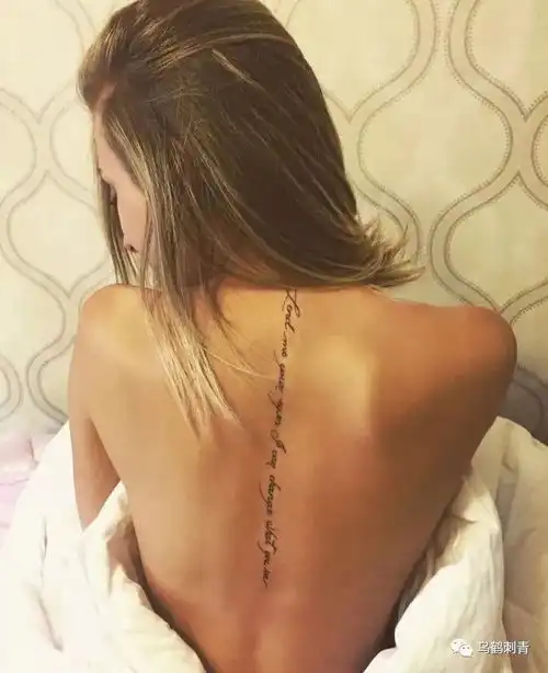 适合女生的背部纹身