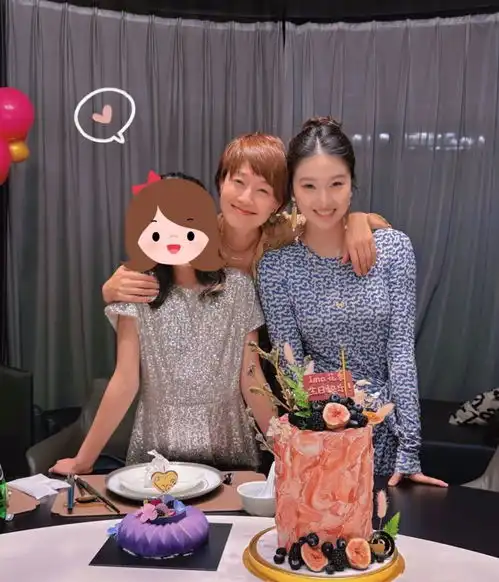 马伊琍女儿16岁了母女三人合影,文章单独拍,一家四口聚会庆生
