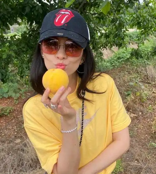 汪峰一家四口乡下游,前妻女儿身高赶超章子怡,小女儿打扮很时髦