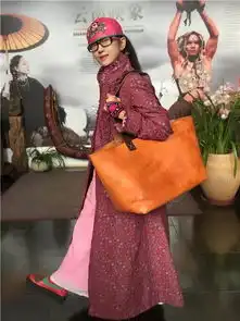女神杨丽萍解锁穿搭术让自己新年美衣不重样