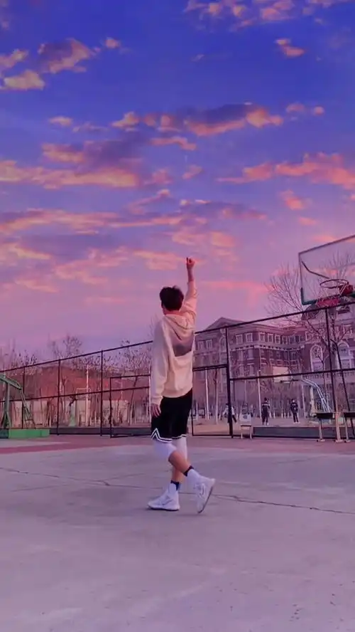 落日归山海,篮球陪少年