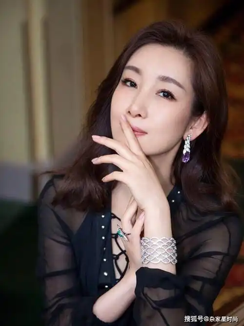 与章子怡袁泉同班,成名最晚却火的最久,秦海璐是怎么做到的