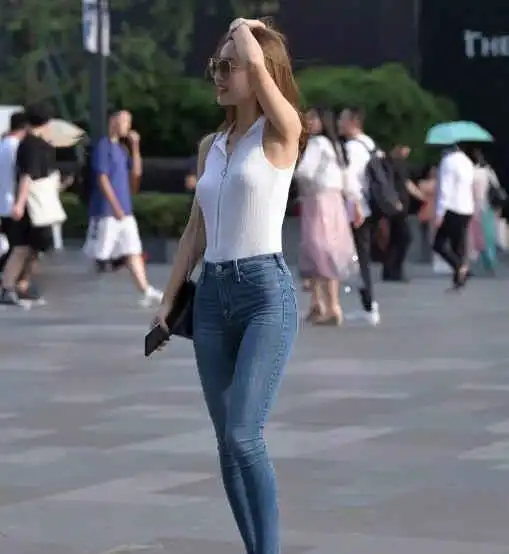 街头的牛仔裤小姐姐,意外的走红了