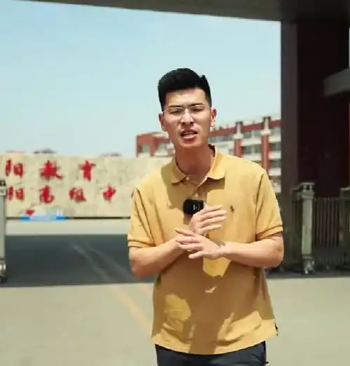 男老师穿旗袍为高考学生打气第一次穿,希望他们旗开得胜
