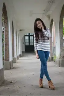 一个笑容甜美温柔可爱的平底高跟鞋牛仔裤女孩