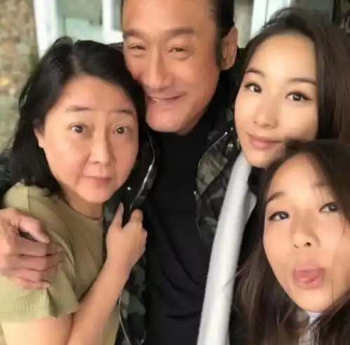 梁家辉61岁生日俩女儿晒全家福庆祝,一家四口紧密相拥画面有爱