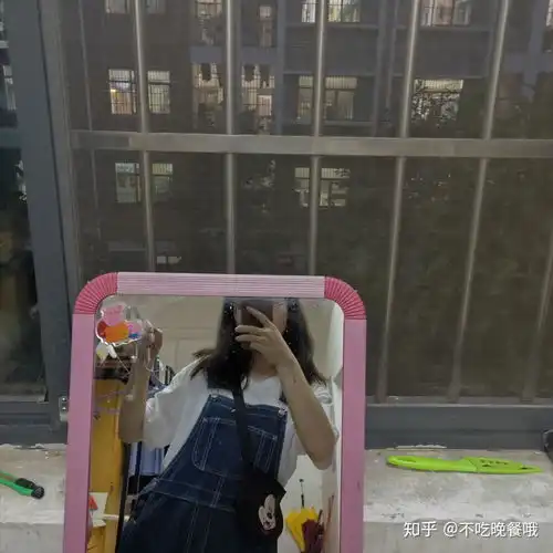 小眼睛单眼皮眼镜女生适合什么短发以及服装搭配