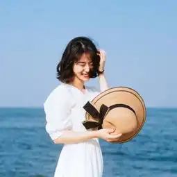 女qq头像唯美带帽盘腿