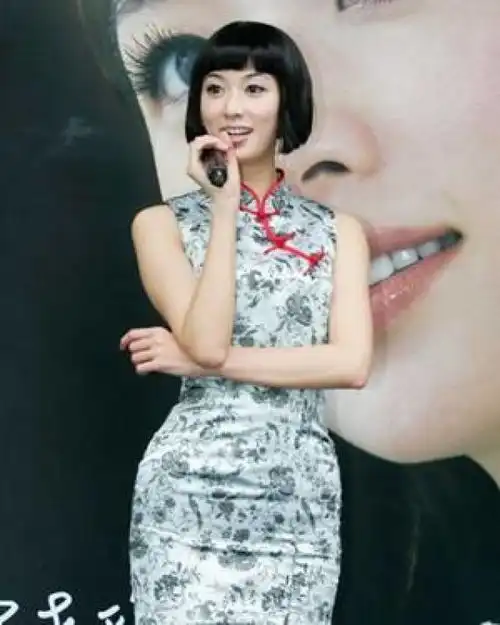 当红女星旗袍装刘亦菲仙气没了,颖宝稚嫩,年过40的她别有韵味