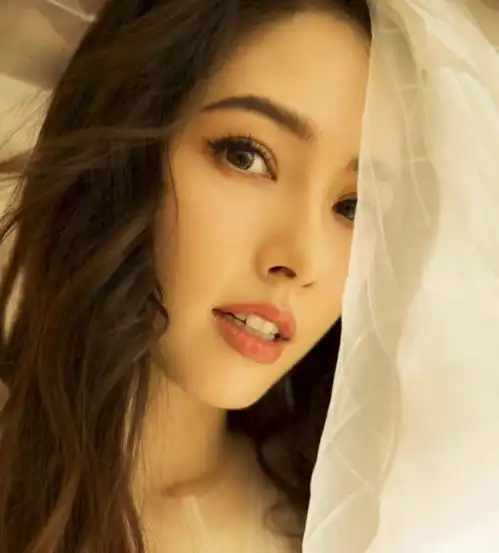 郭碧婷生女后复出,荧光粉外套高马尾少女感十足,向太也表示支持