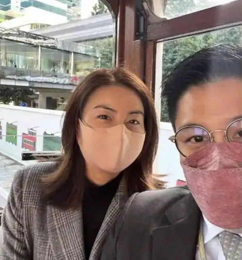 郭晶晶一家花庄游玩,两个女儿骑在霍启刚肩头,一家四口模样神似