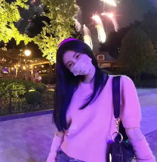 鞠婧祎打卡迪士尼乐园,穿粉色拼接袖毛衣配高腰牛仔裤,甜美可爱