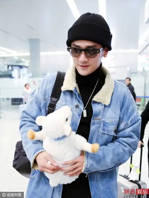 男子汉有少女心蒋劲夫获赠公仔爱不释手