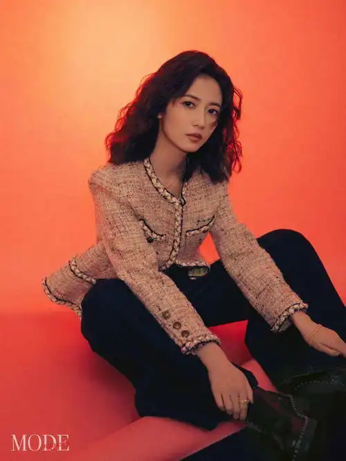 陈钰琪再登杂志封面,性感迷人甜如少女,成熟稳重有魅力
