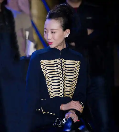 13年过去了,那个摔成终生残疾,张艺谋愧疚一生的女人还好吗