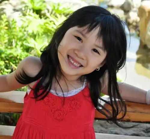 甄子丹女儿16岁生日,汪诗诗晒甄济如成长记录,灵动可爱像妈妈