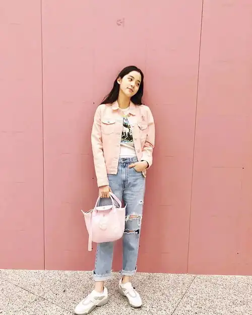 穿搭典范欧阳娜娜穿出球鞋的潮流少女风