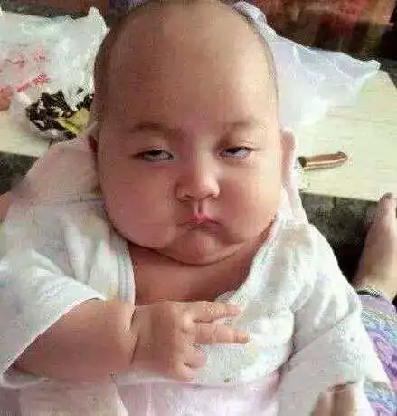 搞笑熊孩子看你年纪虽小,你这姿态可不像是几个月的宝宝呀