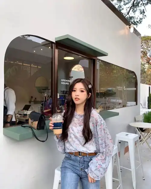 抖音古风女神和闺蜜闹掰,官宣恋情被喷,蹭热度对象还是个渣男