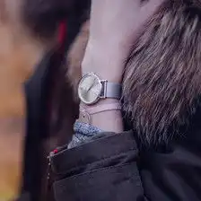 大学女生的手表头像大哭