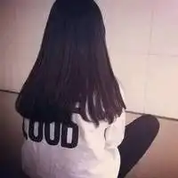 盘腿坐的女生头像真实微信头像图片大全