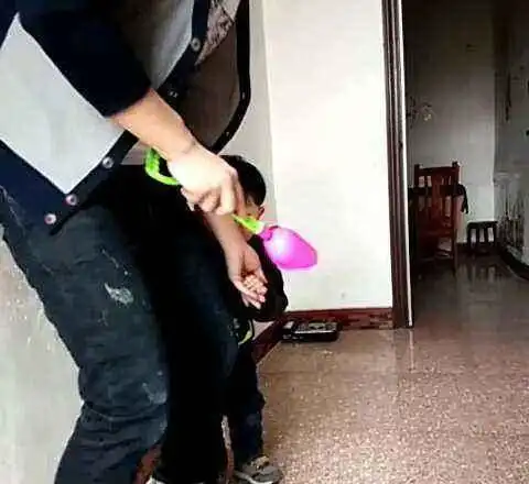 5岁男娃偷拿玩具,父母气不过拿戒尺教训,网友却纷纷指责起老师