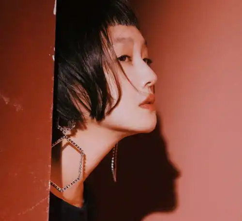 女生和狗狗的头像刘海