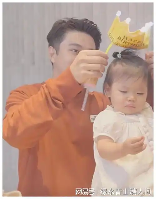 程晓玥女儿周岁宴,小姑娘手抓算盘女承母业亲妈承诺将事业做大