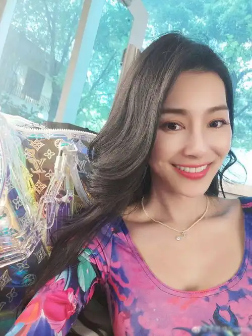 女星活动上露点,笑着面对摄影师,丝毫没有遮挡和害羞