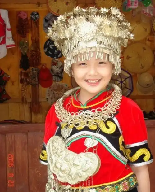 硬糖少女的童年照,张艺凡俏皮,王艺瑾小美妞,陈卓璇小学霸一枚腾讯新闻