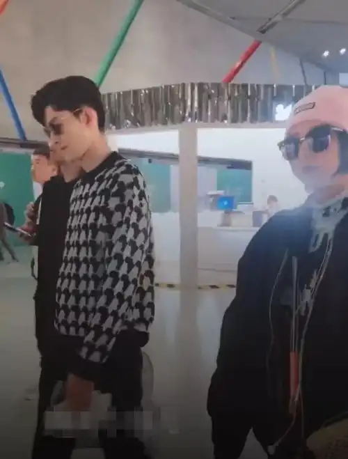 张翰现身机场被拍,身旁的短发女子引热议我没有看错吧