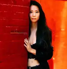 霹雳娇娃刘玉玲半裸拍写真