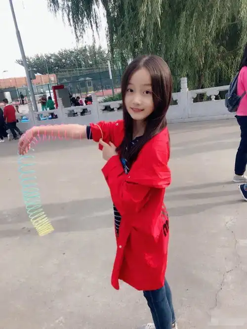 她是赵薇的女儿,三岁作为童星出道,如今10岁晒近照让人惊艳