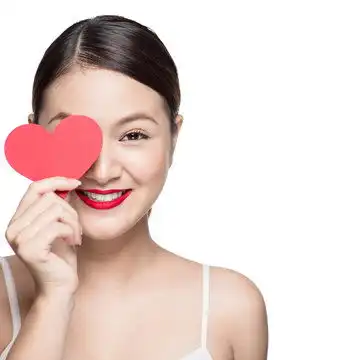 图源免费下载高清大图可爱迷人的年轻女子与红心情人节艺术人像东方女性模特肖像高清图片2