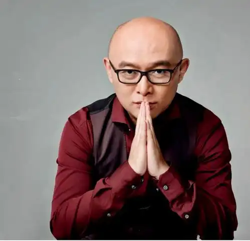 江苏卫视一哥孟非,曾是流水线工人,今48岁一家三口很幸福