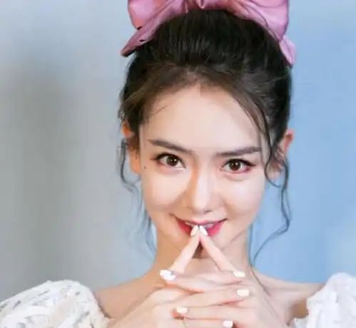 戚薇做客薇娅直播间,头戴粉红色蝴蝶结,满满少女感