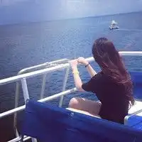 qq头像女生背影或侧面最好是蹲着的,希望颜色看起来活泼,别太伤感