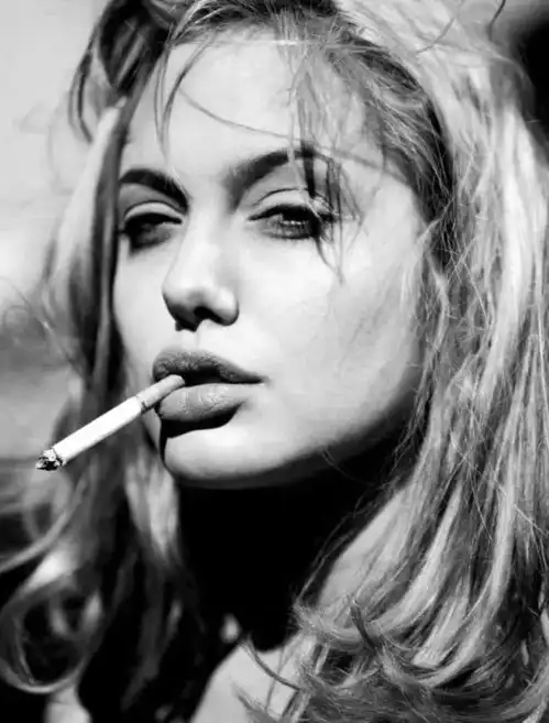 美女配上香烟竟如此性感,你不想一亲芳泽
